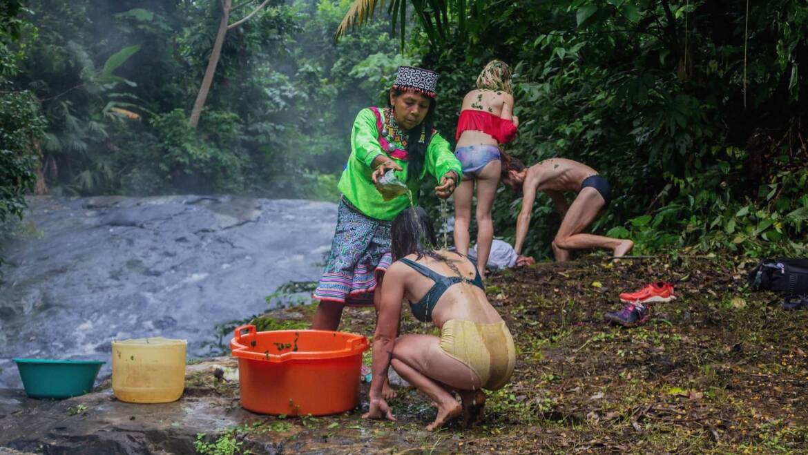 La cérémonie de bain de fleurs